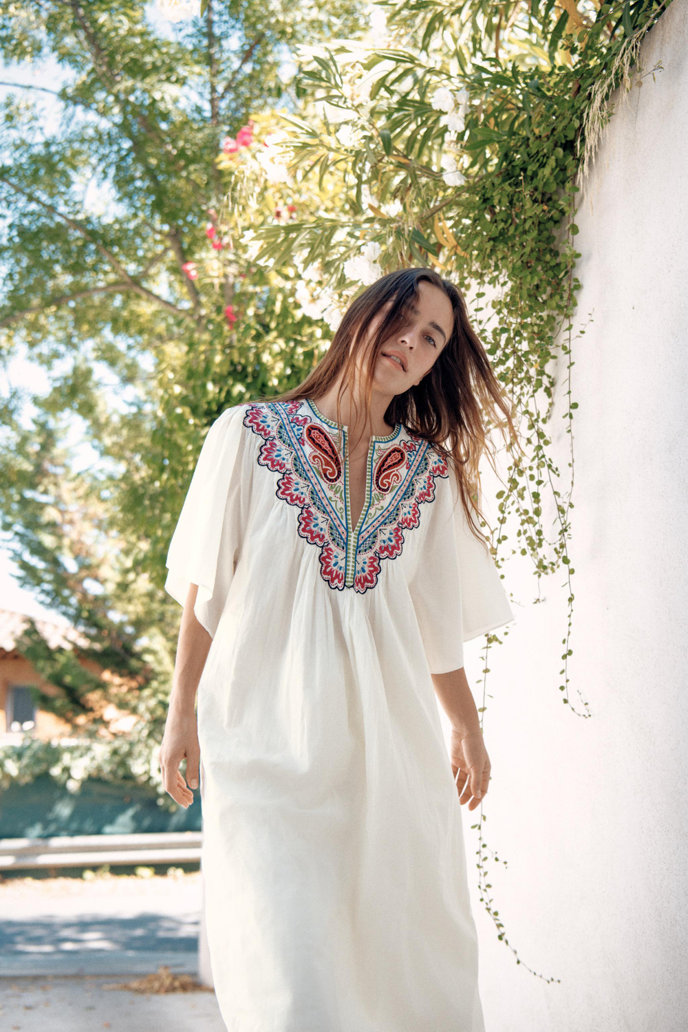 ZARA ПЛАТЬЕ МИДИ С ВЫШИВКОЙ — ZW COLLECTION, ЖЕЛТОВАТО-БЕЛЫЙ