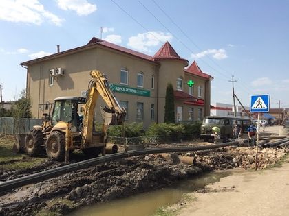У магазина ДляСтроителей.рф на улице Поленова в поселке Заокском ведется строительство дренажа