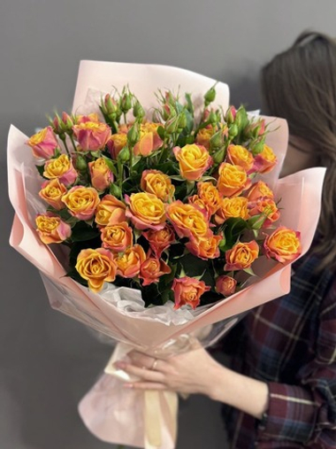 Букет из оранжевых кустовых роз сорта "Сонора"
