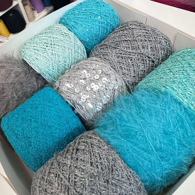 Набор итальянской, фантазийной пряжи для топа, футболки "БИРЮЗА"; состав: хлопок,  микрофибра, пайетки, итальянский люрекс;  общий вес: 590 гр