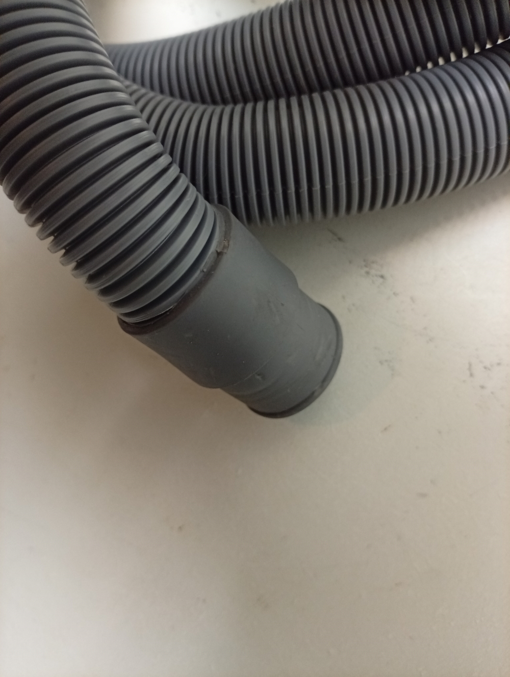 FE925N кт21 Сливной шланг для стиральных машин Electrolux AEG Zanussi 1240881217 б/у