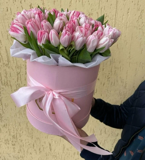 Цветочная коробка из тюльпанов