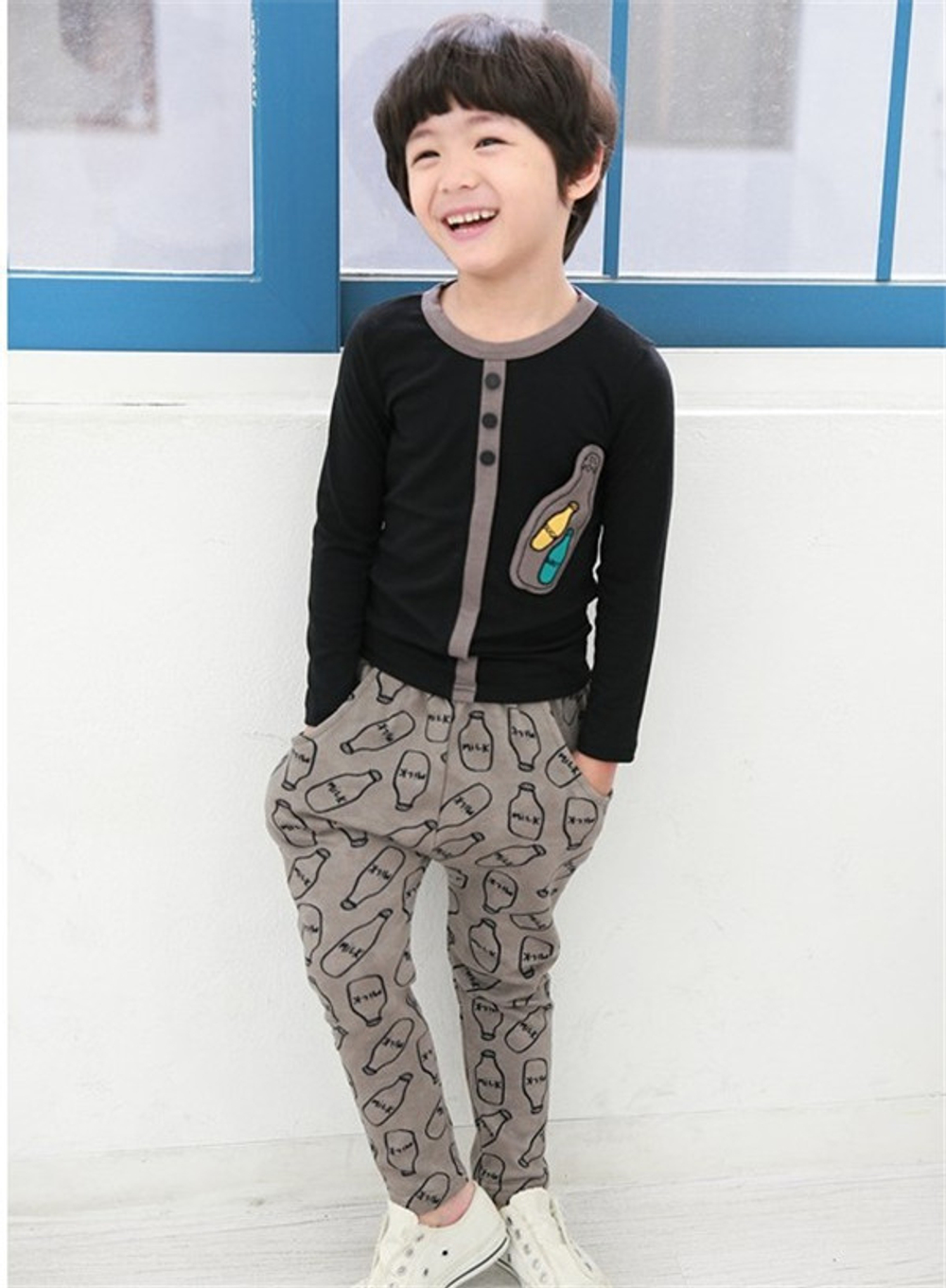 Костюм детский из лонгслива и брюк с принтами бутылок и надписями