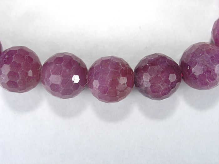 Бусина из корунда пурпурного, фигурная, 8 мм (шар, граненая)