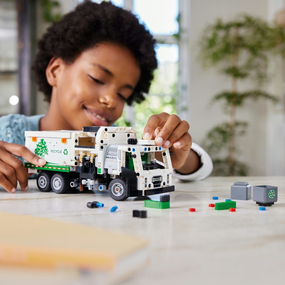 Конструктор LEGO Technic 42167 Мусоровоз Mack LR Electric — фото 18