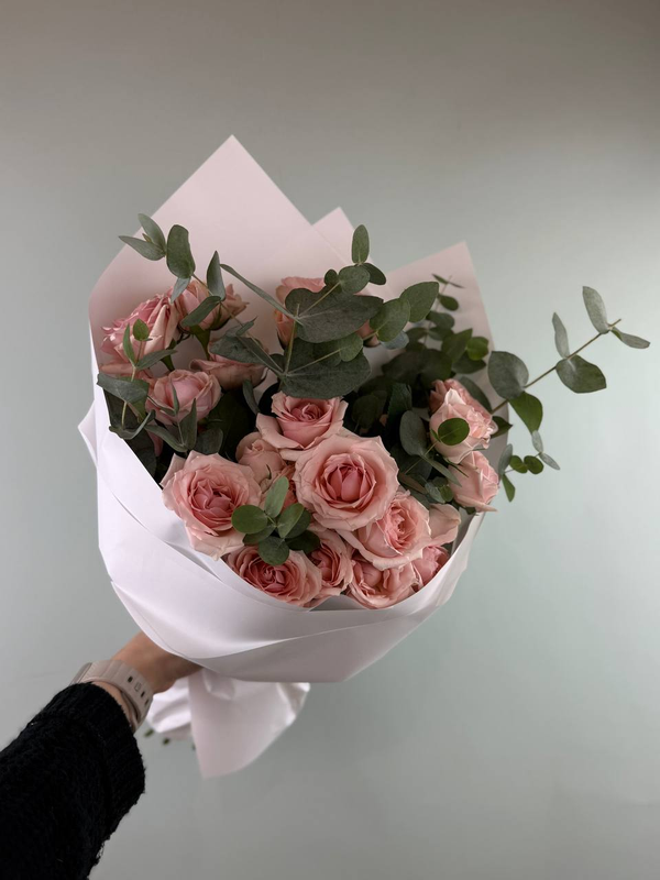 Лёгкий букет с розами и эвкалиптом Лёгкий букет с розами и эвкалиптом
