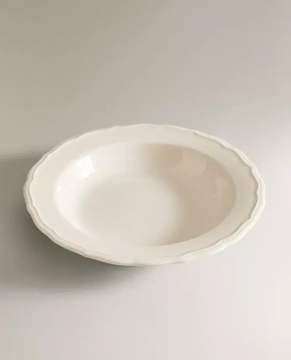 ZARA HOME ГЛУБОКАЯ ТАРЕЛКА ИЗ ФАЯНСА С ФИГУРНОЙ КРОМКОЙ, ЭКРЮ