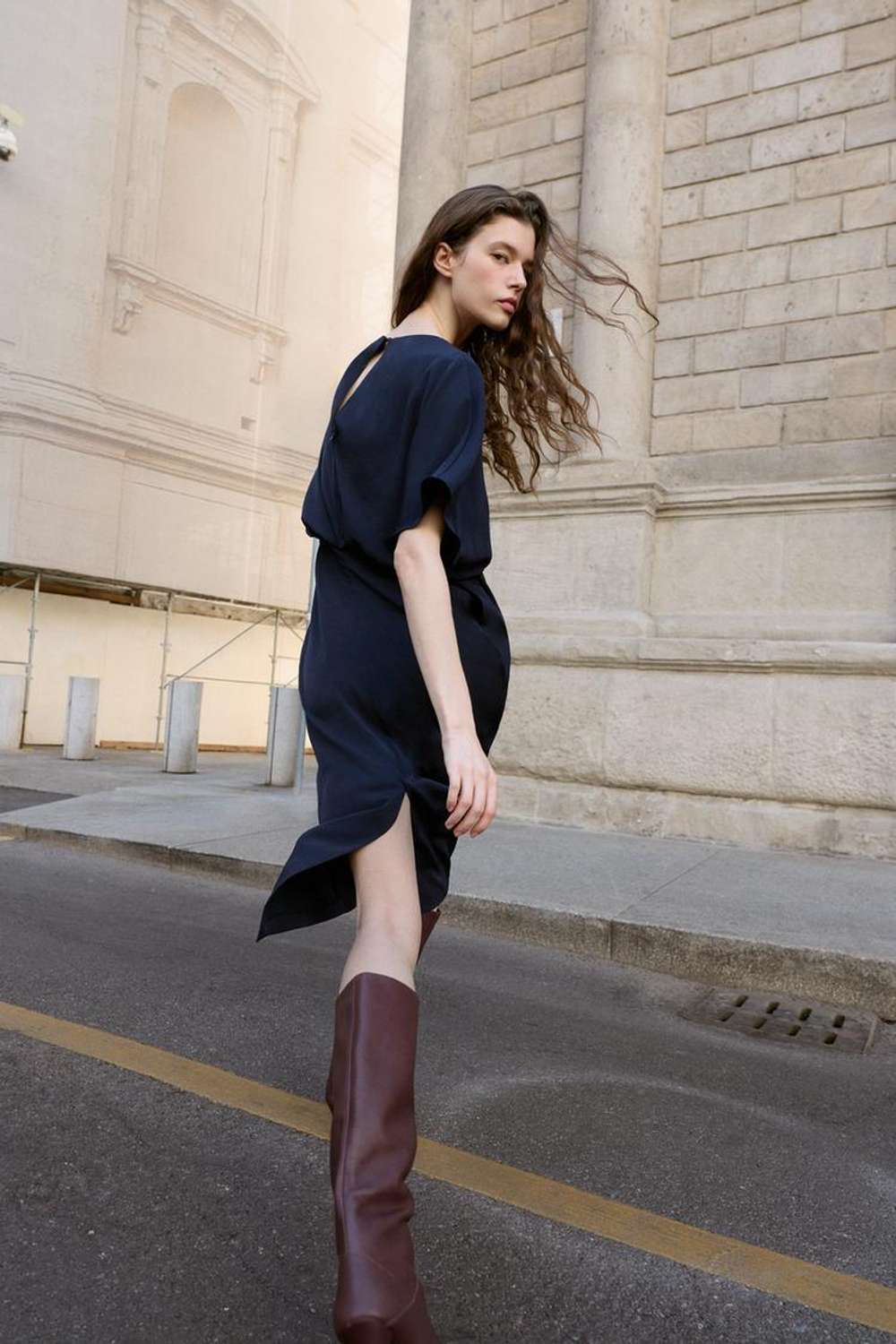 ZARA ПЛАТЬЕ МИДИ С ПРИСБОРЕННЫМИ РУКАВАМИ И ВЫТАЧКАМИ, МОРСКОЙ СИНИЙ