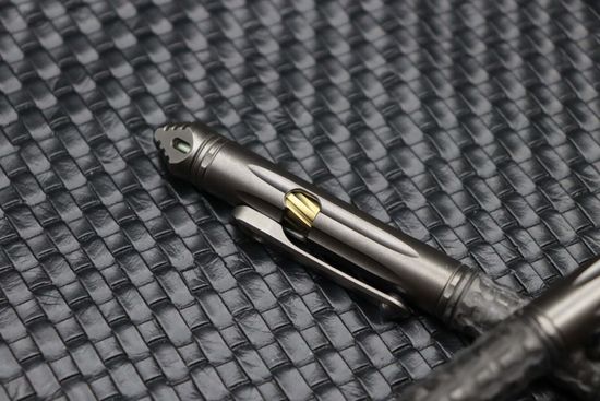 Microtech Kyroh - шариковая ручка с тритиевой светящ.вставкой, корпус титан/карбон, серый цвет