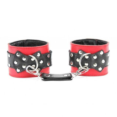 Красные наручники с чёрными проклёпанными ремешками с пряжкой (Цвет: красный с черным)
