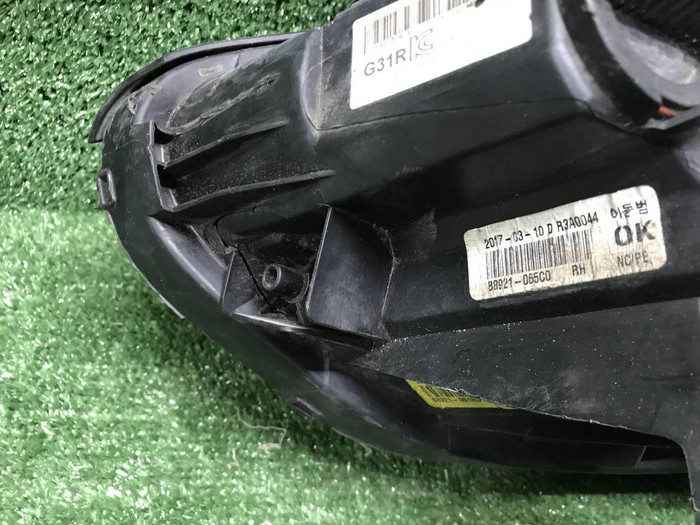 Фара правая Hyundai Grand Santa Fe 3 15-18 ксенон