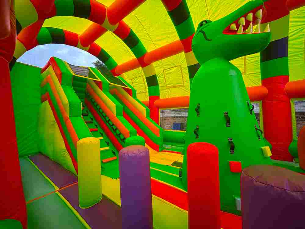 Коммерческий надувной батут «Зверята 2» с крышей, 10х6х6 м