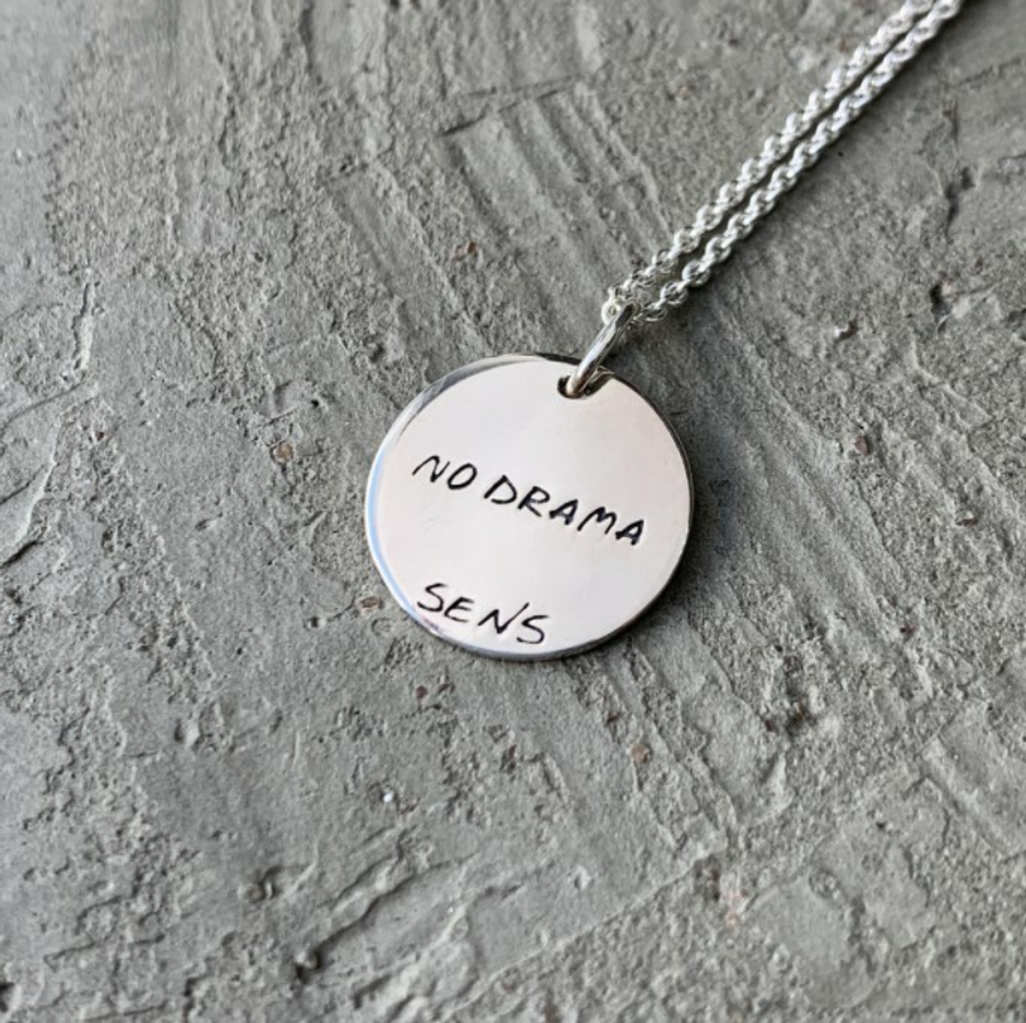 Медальон No drama, глянцевый