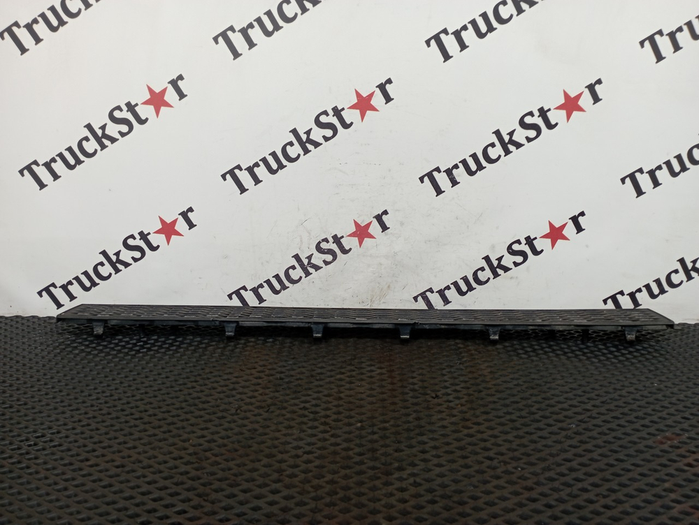 Накладка бампера центральная