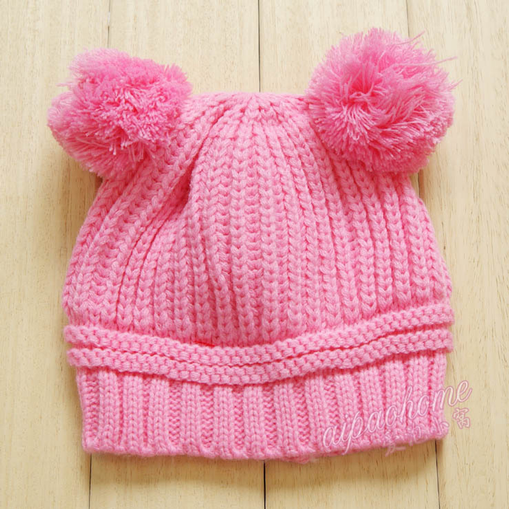 Шапка объемной вязки с помпонами