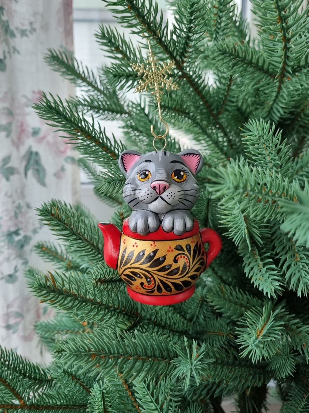 Котик в чайнике фарфоровая игрушка