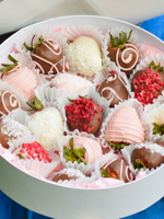 Клубника в молочном и белом шоколаде «Candy»