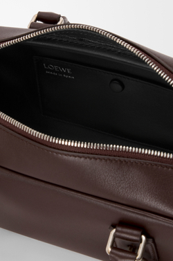 Loewe Укороченная сумка Amazona 23 из блестящей телячьей кожи, темно-каштановый