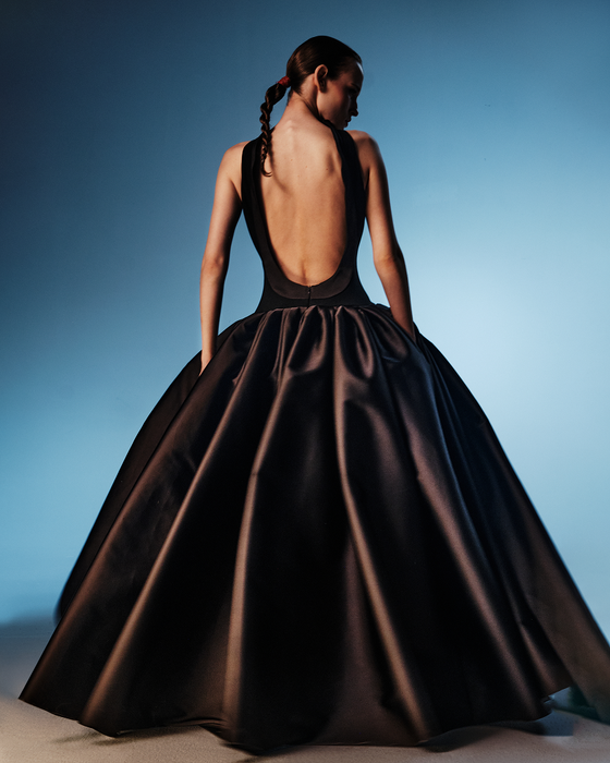 Платье макси из крепа и атласа с объемной юбкой