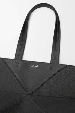 Loewe Средняя сумка-тоут Puzzle Fold из мягкой зернистой телячьей кожи, черный