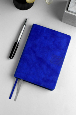 Ежедневник датированный 2026 ESCALADA, #ДУМАЙ КАК МИЛЛИАРДЕР, А6+, 176 л., арт. 70292/ 20 ТИВОЛИ ГЛОСС СИНИЙ (кожзам: 126x174 мм, твёрдый переплёт, запаянный край, материал обложки: искусственная кожа "Тиволи глосс"; декор: блинтовое тиснение; способ