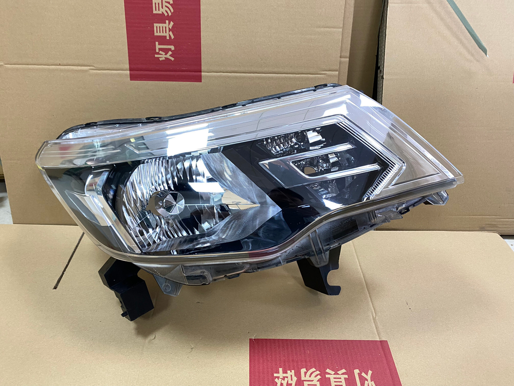Передняя фара для Nissan Terra (оригинал,)