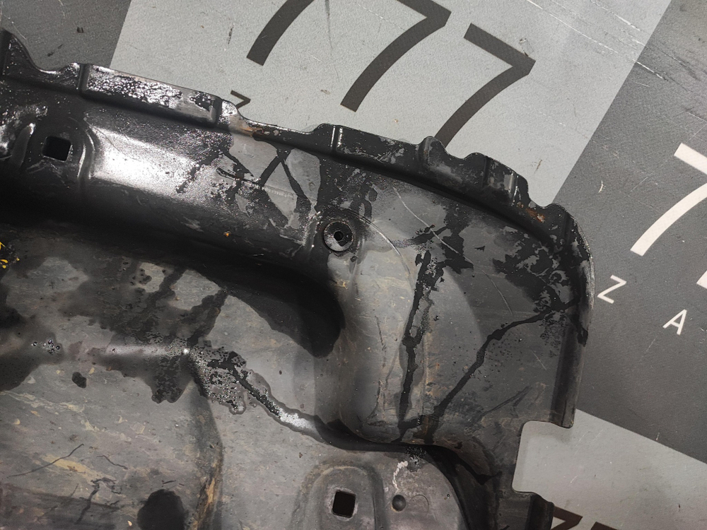 Защита топливного бака Toyota Sequoia 1 00-08 Б/У Оригинал 772770C010