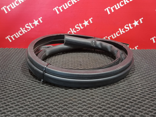 Уплотнитель двери правой 2023г.