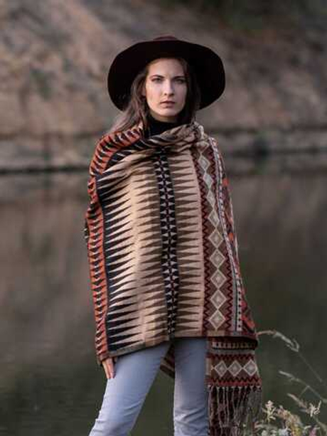 Шерстяной палантин с этно орнаментом