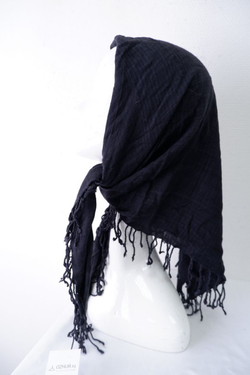 Платок темный с бахромой