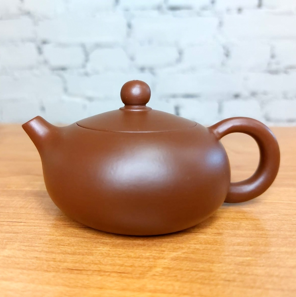 259302 Чайник ИСИН "БЯНЬ СИШИ" (Плоский Сиши" 140мл, в подар.коробке, глина корич.