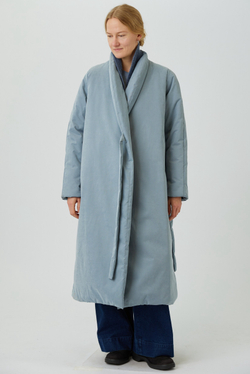 Зимнее пальто на запах из серо-голубой бархатистой мембраны