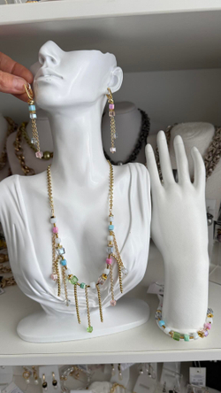 Серьги асимметричные из голубых и розовых кубиков Swarovski с цепочками, оттенок золото