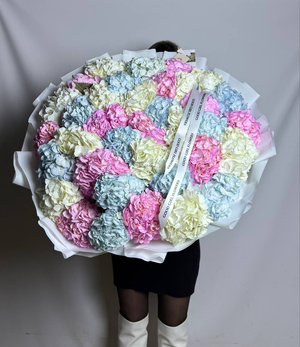 Воздушный букет с гортензиями