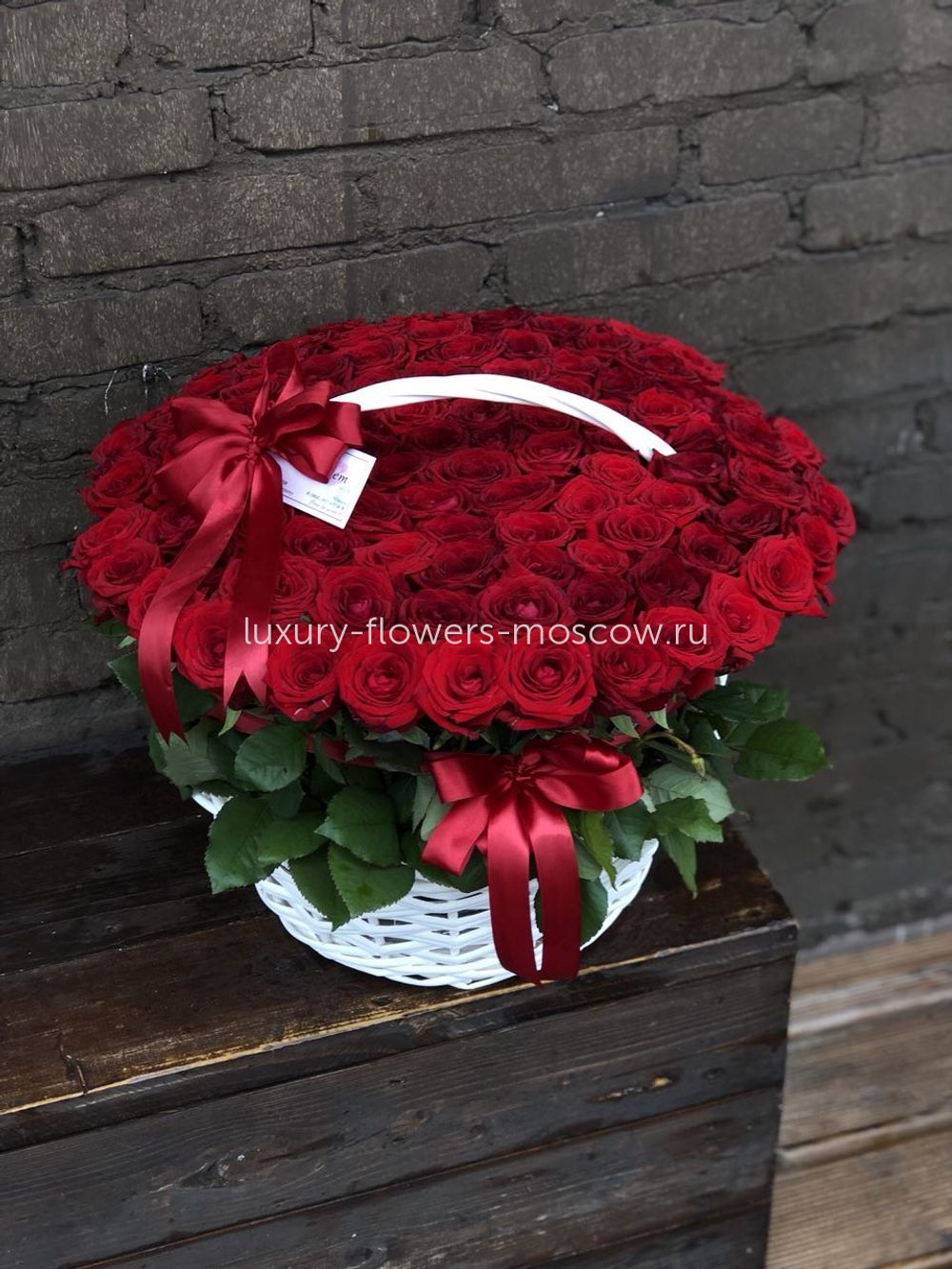 101 Красна роза в корзине