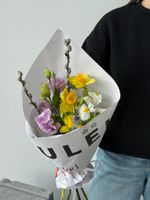 Кулек из лизиантуса, нарциссов, ириса и вербы