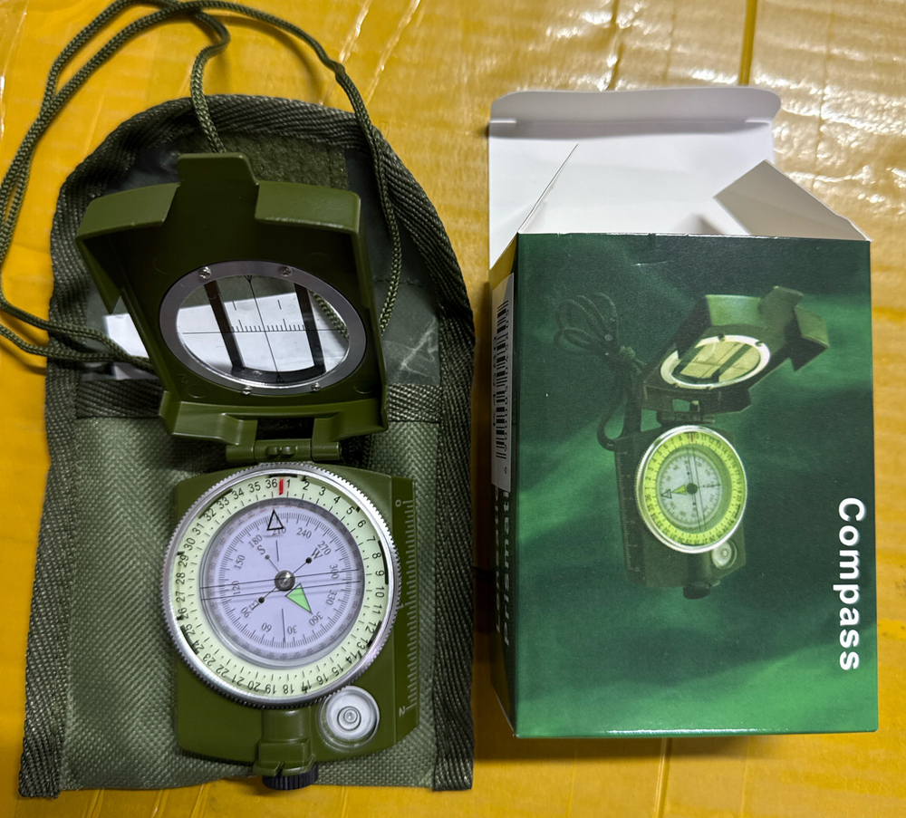 Компас металлический в чехле зеленый