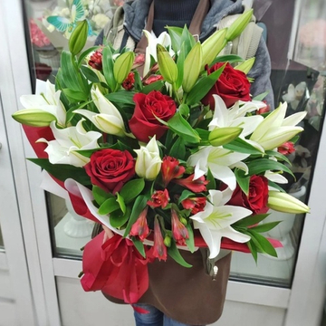 Авторский букет с лилиями и альстромериями