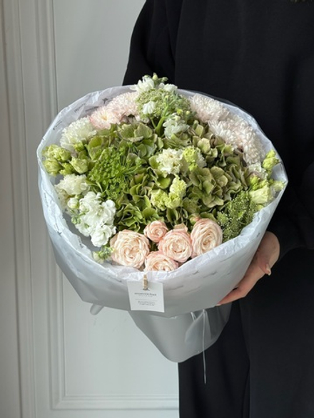 Букет из кустовых пионовивидных роз, гортензии, амми, лизиантуса и хризантемы