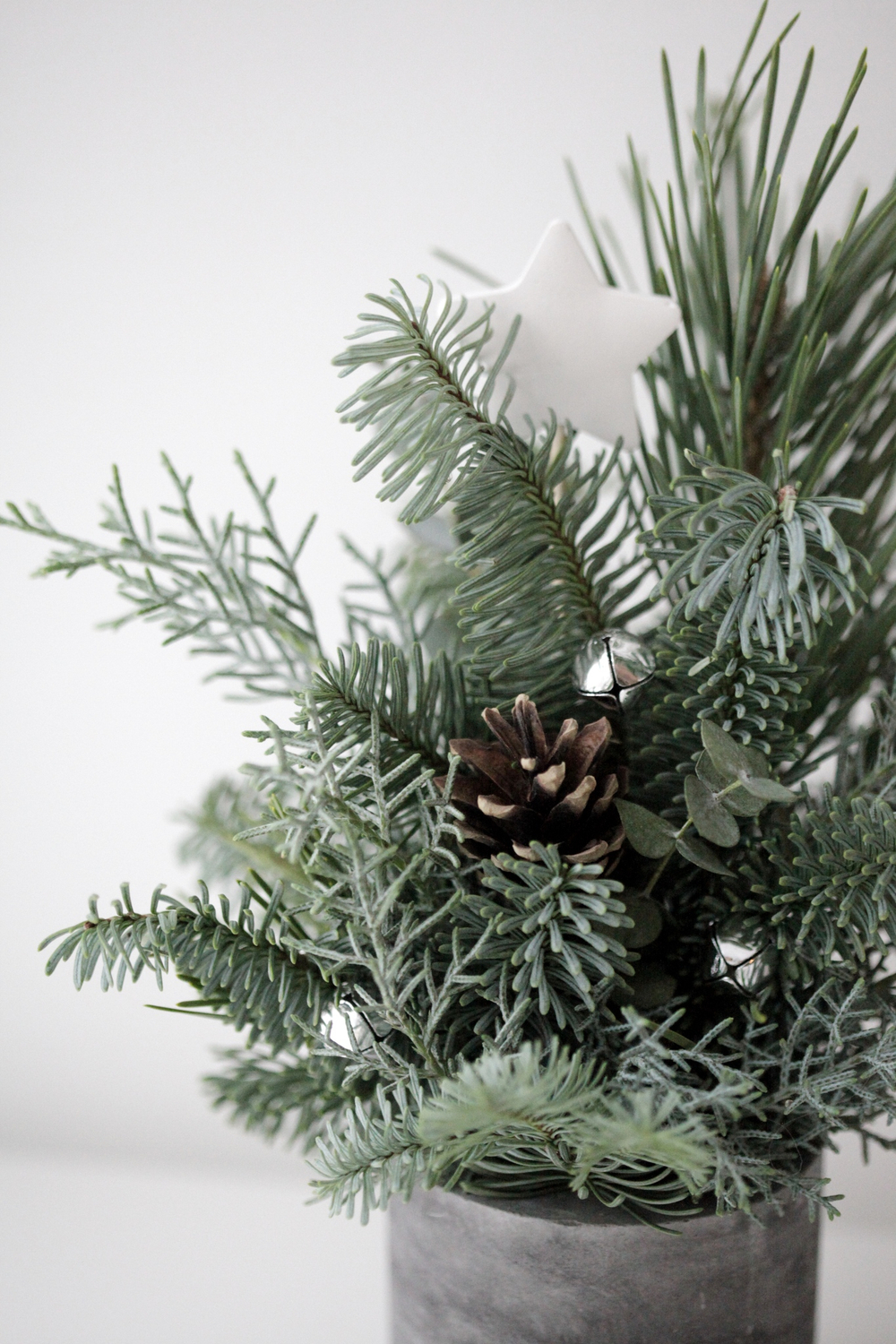 Новогодняя композиция в бетонном стаканчике № 12