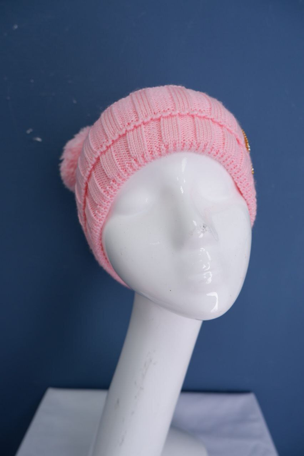 Шапка нежная с двумя помпонами