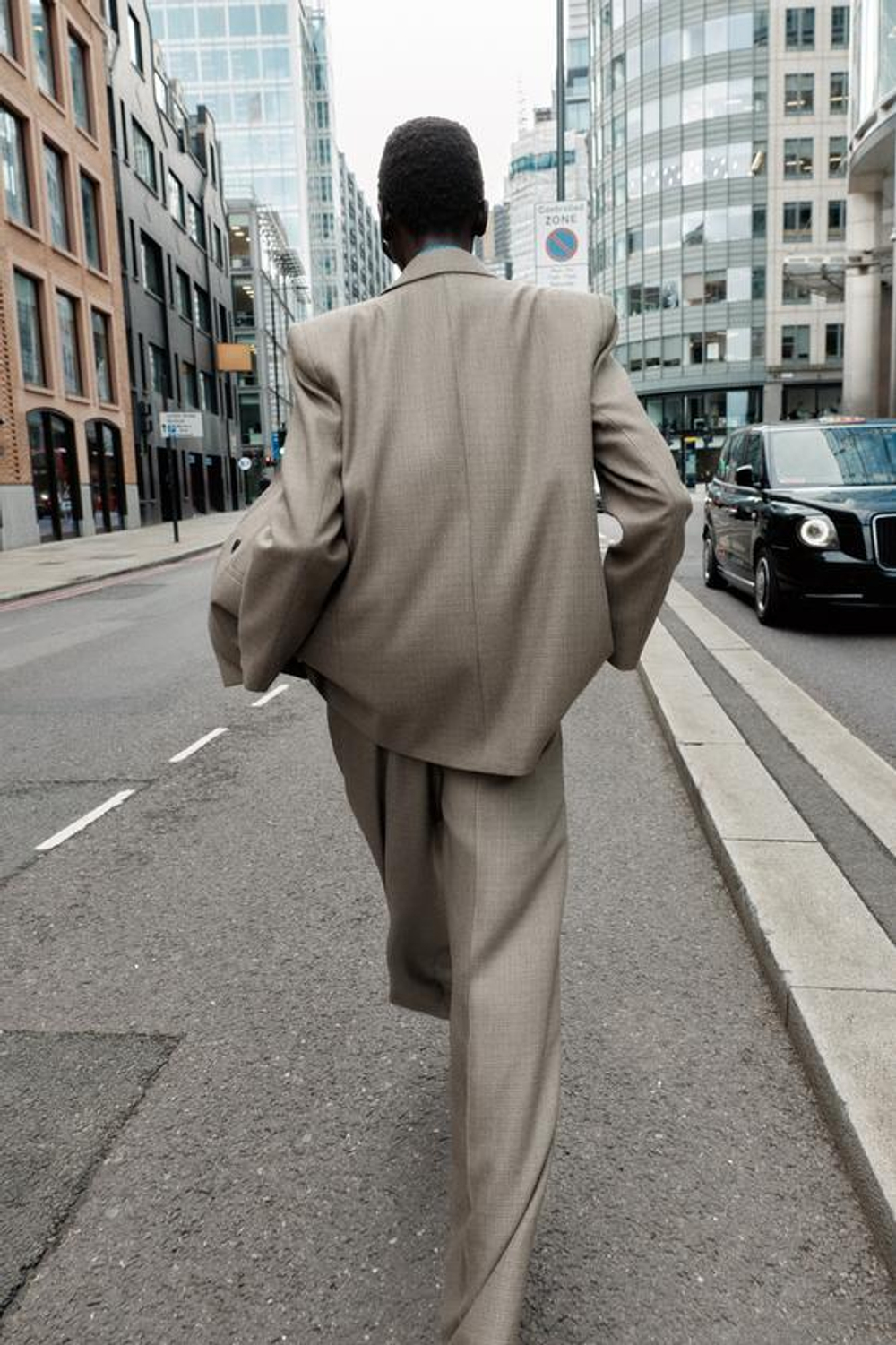 ZARA ШИРОКИЕ БРЮКИ С ЗАЩИПАМИ, ПЕСОЧНЫЙ / ЧЕРНЫЙ