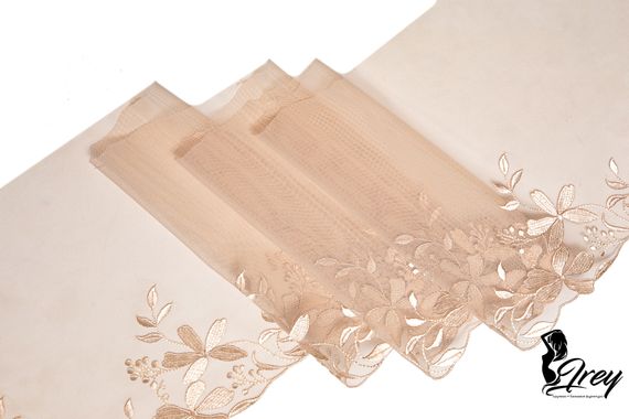 05-113 Вышивка на неэл. сетке 22 см, телесный 126 (левая)