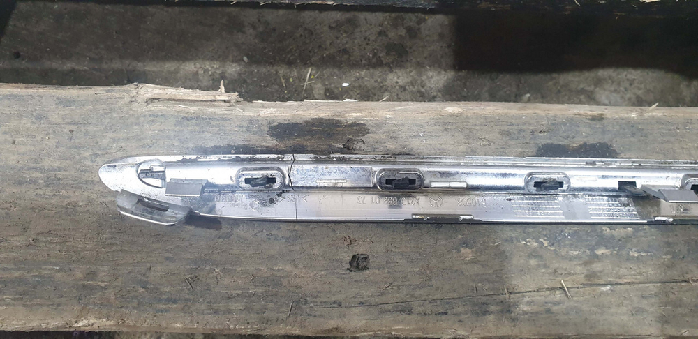 Молдинг решетки радиатора Mercedes E (W213) 16-20 Б/У Оригинал A2138880173