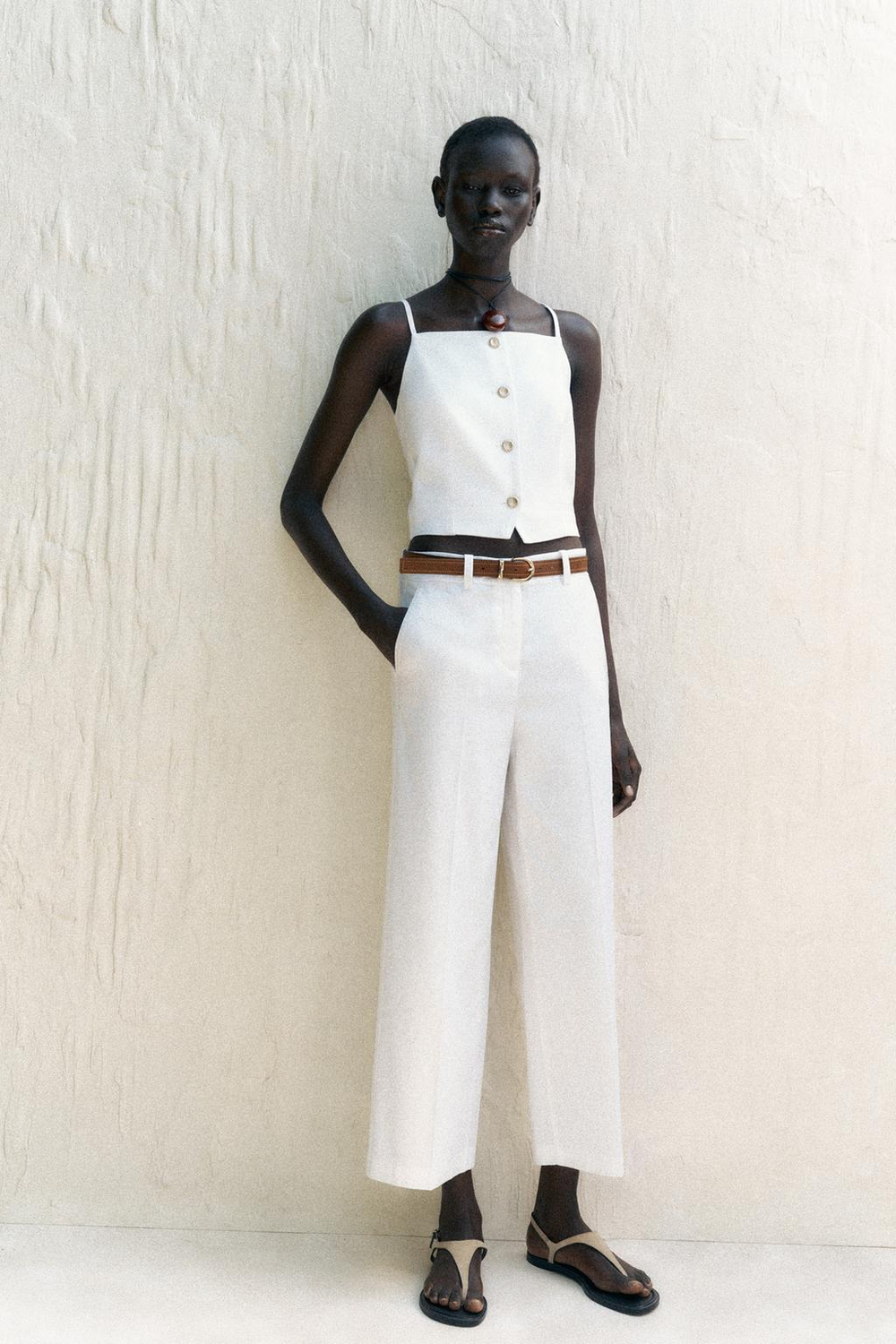 ZARA КОРОТКИЙ ЖИЛЕТ НА БРЕТЕЛЯХ, БЕЛЫЙ