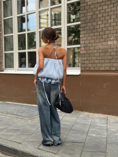 Объемный голубой топ из шифона с брошью