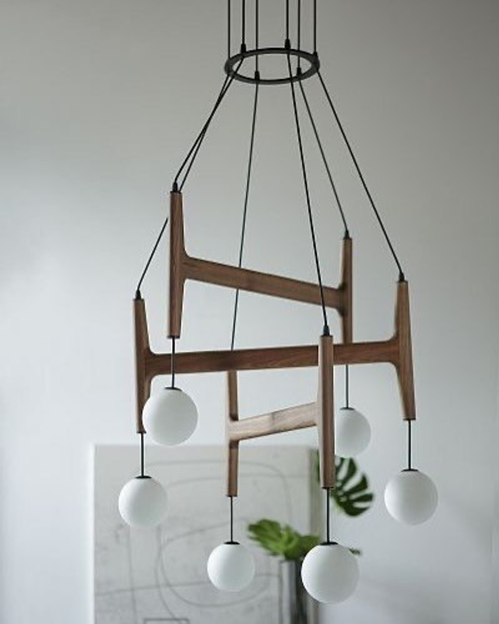 Стильная дизайнерская люстра в современном минимализме