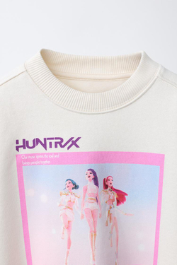 ZARA ТОЛСТОВКА С ПРИНТОМ KPOP DEMON HUNTERS™ NETFLIX ©, ЭКРЮ