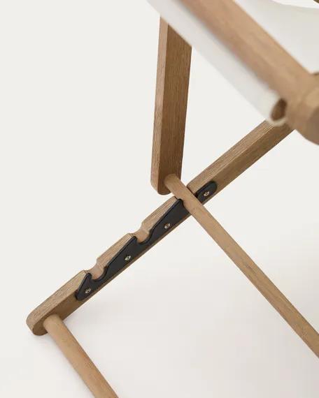 Складной шезлонг Vilara для улицы из акации и текстиля белого цвета