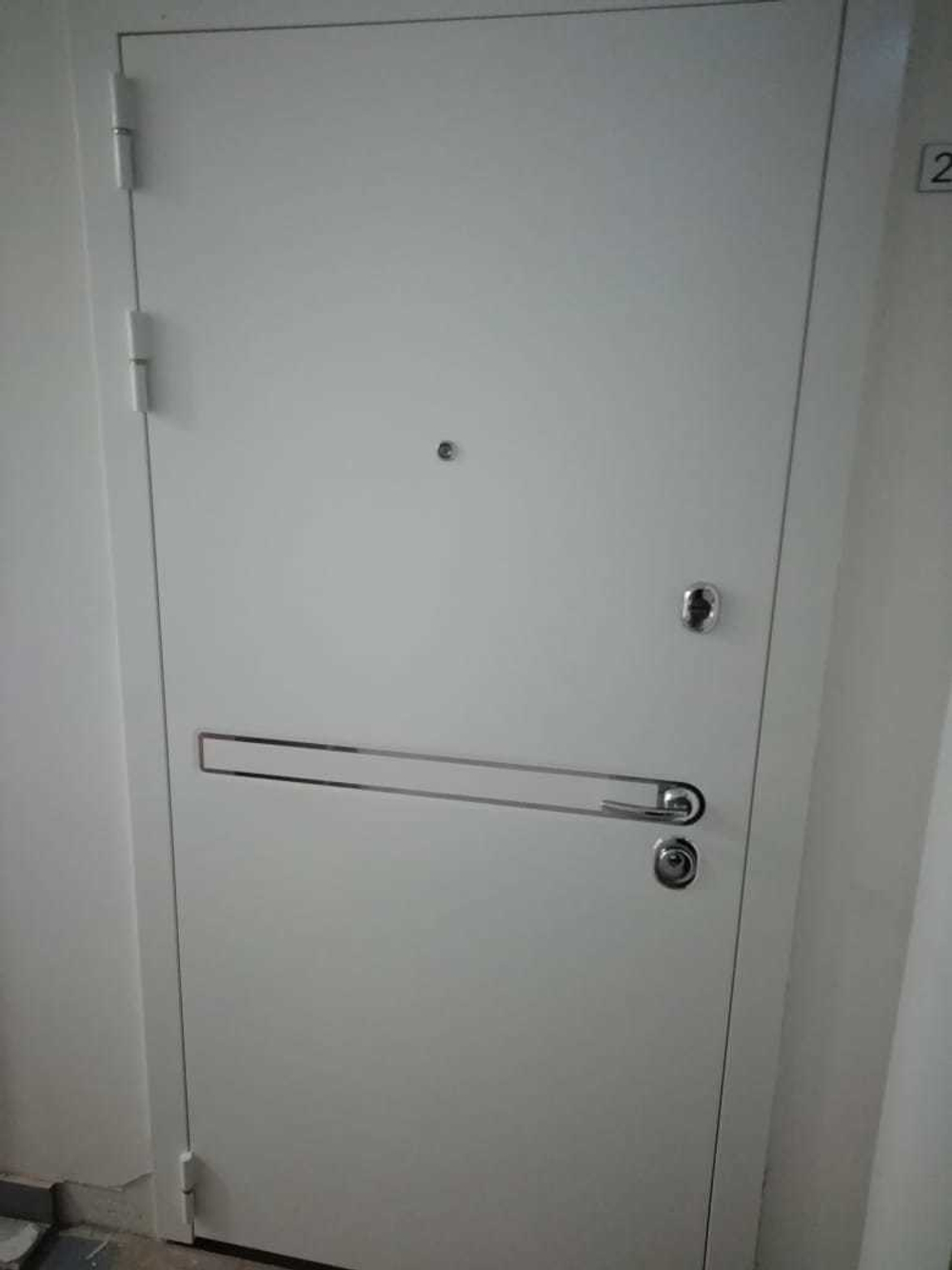 Входная металлическая белая дверь Лабиринт Лайн Вайт (LINE WHITE) 24 Бетон светлый